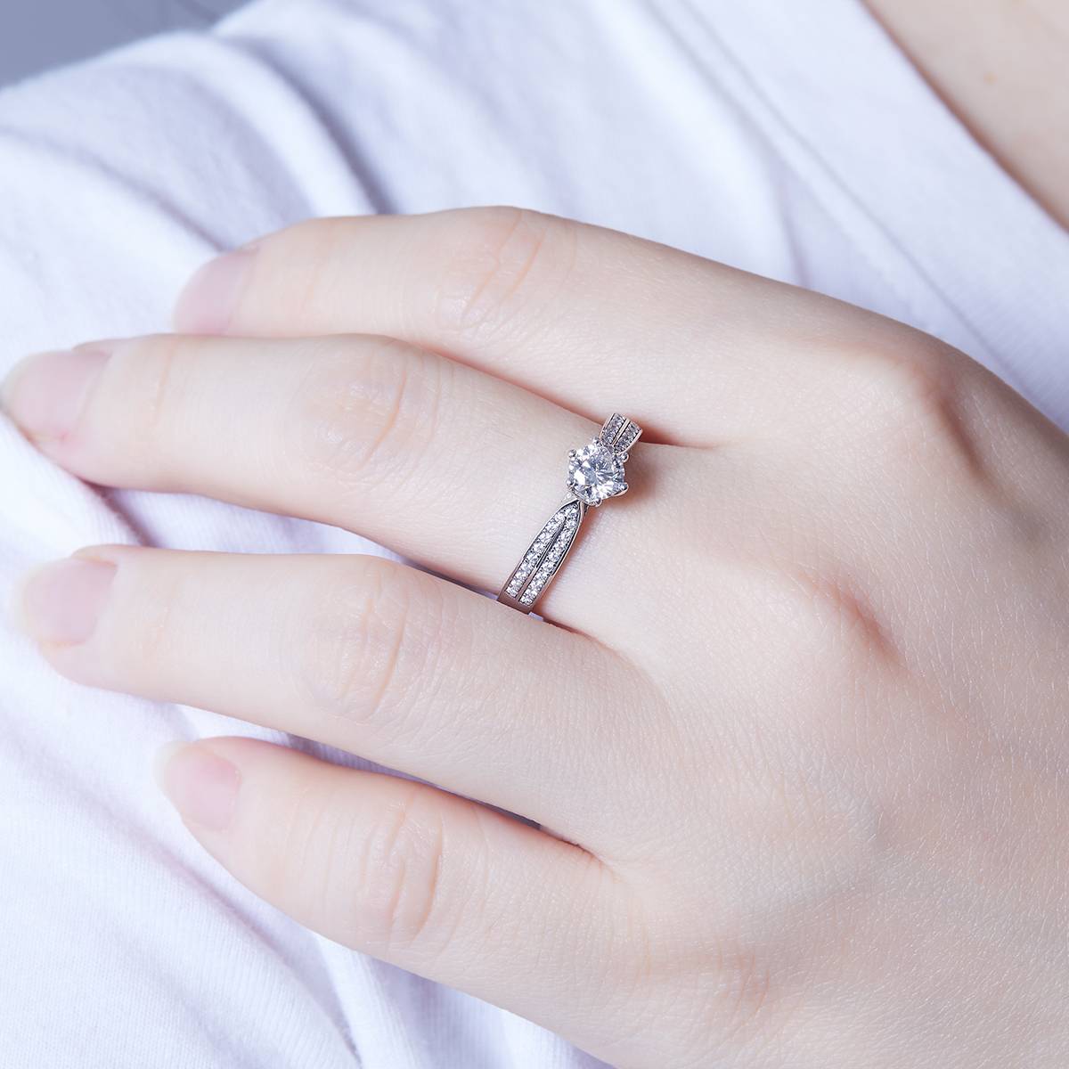 Deluxe Starry Queen S925 Silver Plated Platinum Moissanite Women's Ring 50 Points D-Class
